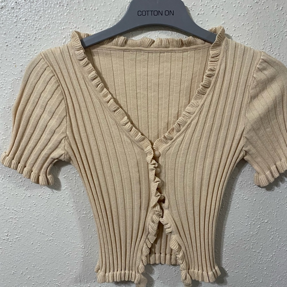 Shein top
Color: Beige/cream
Size: Medium